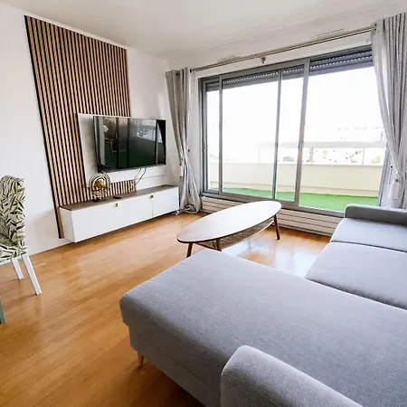 Privée Avec Lit Double à La Défense Séjour chez l'habitant Courbevoie