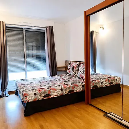 Privée Avec Lit Double à La Défense Séjour chez l'habitant Courbevoie
